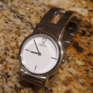 Seiko Silver Tone V700-6L20 Analog Quartz Women's Watch Needs Battery Small